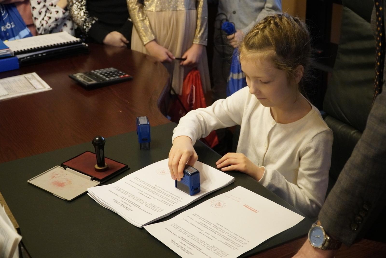 Zdjęcie w galerii na portalu naszraciborz.pl: Dzieci z SP 15 wcieliły się w rolę radnych i prezydenta wiadomości z regionu