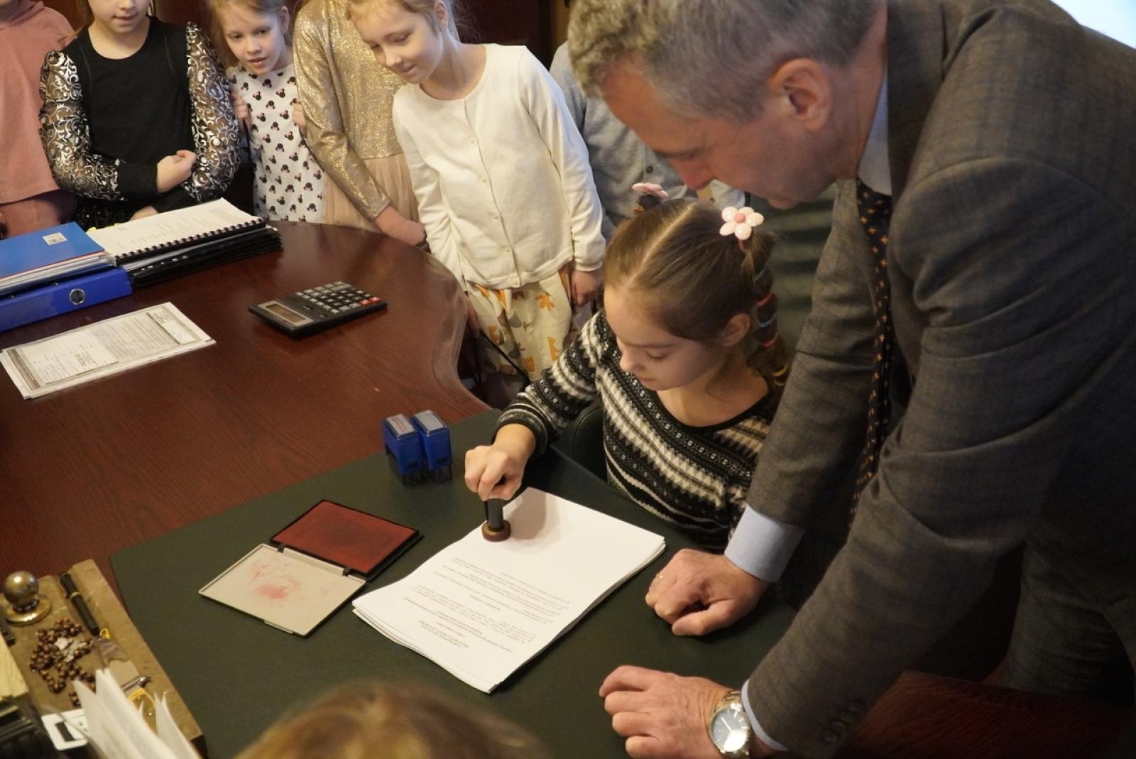 Zdjęcie w galerii na portalu naszraciborz.pl: Dzieci z SP 15 wcieliły się w rolę radnych i prezydenta wiadomości z regionu