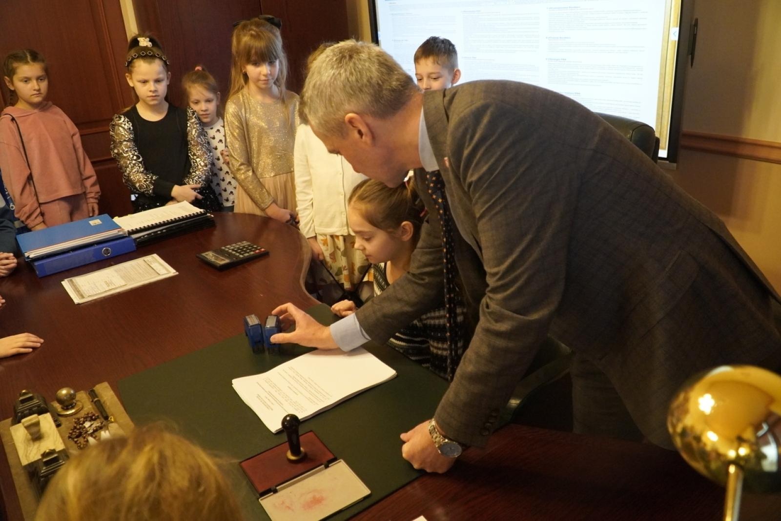 Zdjęcie w galerii na portalu naszraciborz.pl: Dzieci z SP 15 wcieliły się w rolę radnych i prezydenta wiadomości z regionu