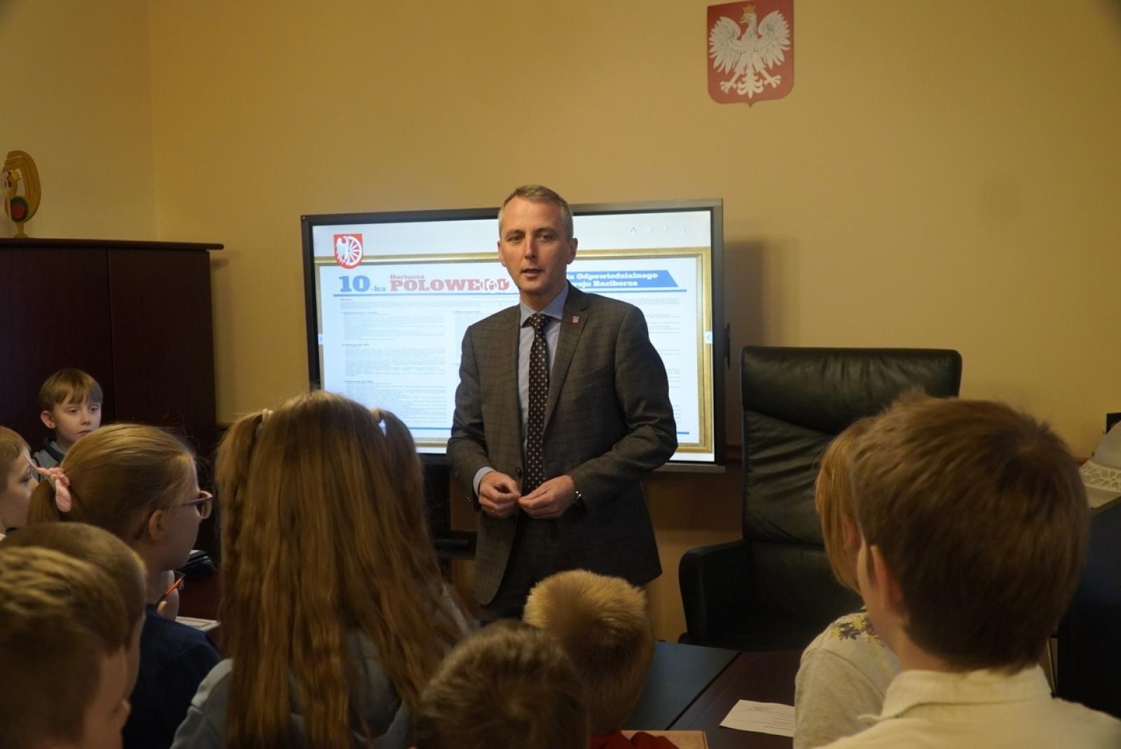 Zdjęcie w galerii na portalu naszraciborz.pl: Dzieci z SP 15 wcieliły się w rolę radnych i prezydenta wiadomości z regionu