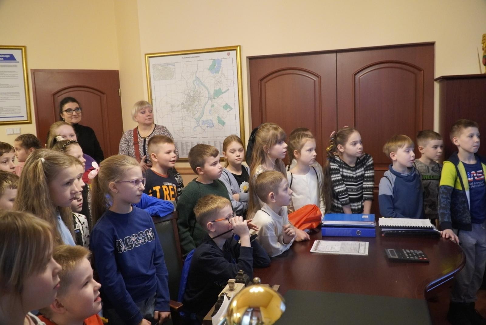 Zdjęcie w galerii na portalu naszraciborz.pl: Dzieci z SP 15 wcieliły się w rolę radnych i prezydenta wiadomości z regionu