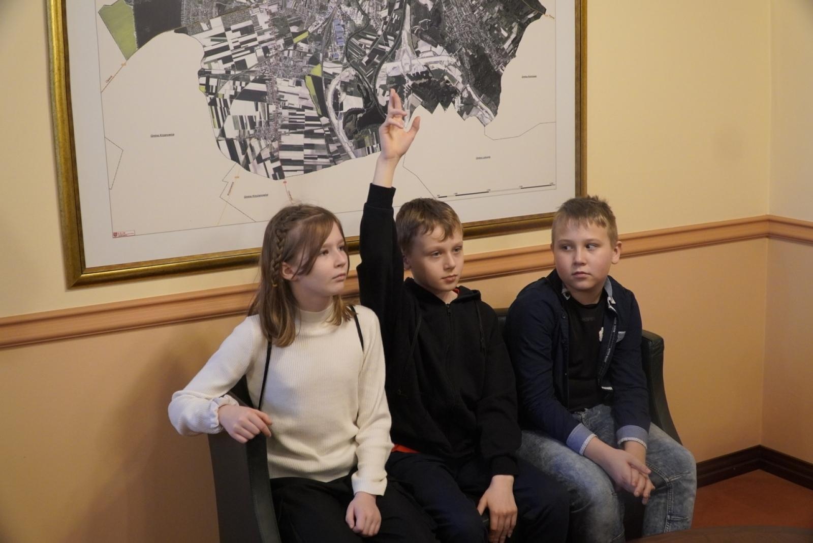 Zdjęcie w galerii na portalu naszraciborz.pl: Dzieci z SP 15 wcieliły się w rolę radnych i prezydenta wiadomości z regionu