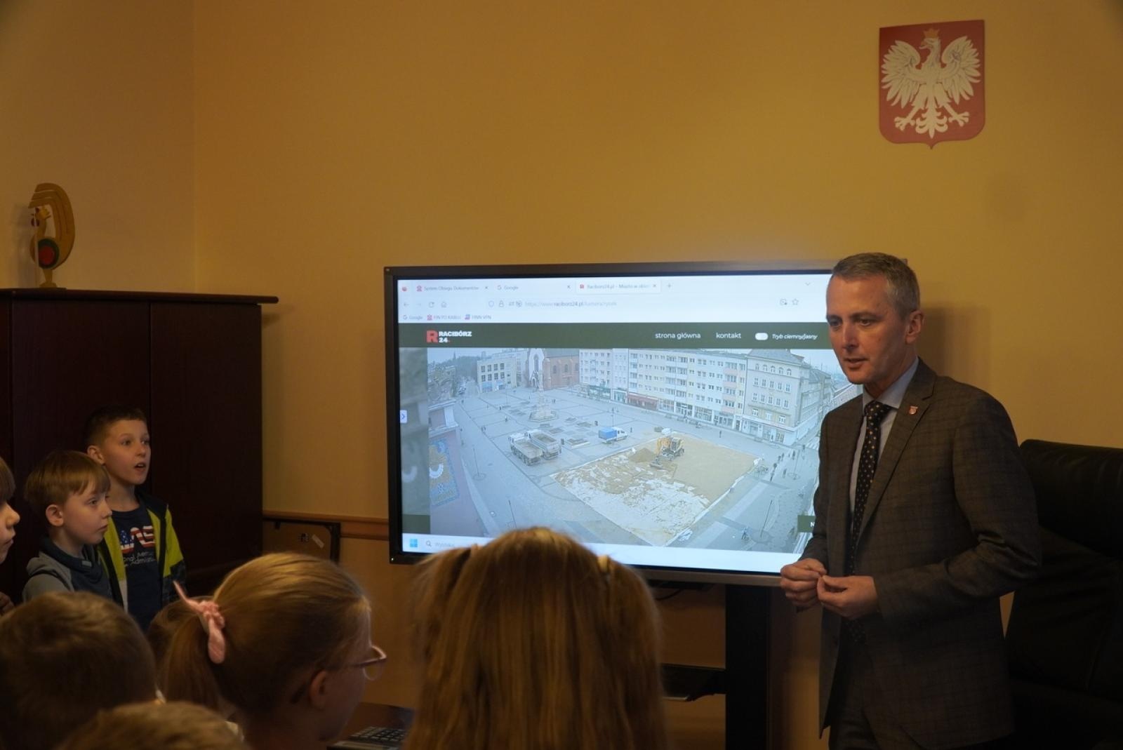 Zdjęcie w galerii na portalu naszraciborz.pl: Dzieci z SP 15 wcieliły się w rolę radnych i prezydenta wiadomości z regionu