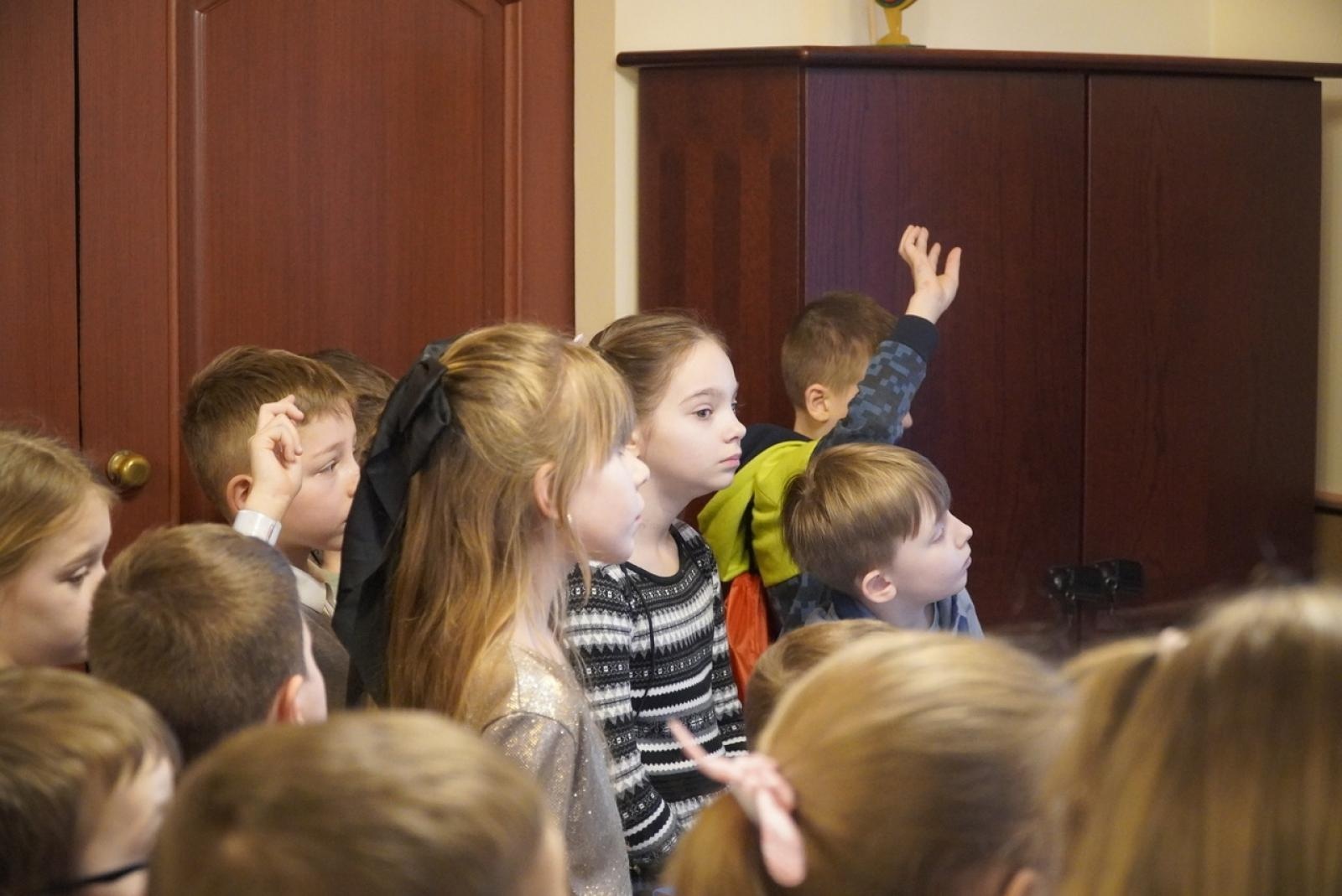 Zdjęcie w galerii na portalu naszraciborz.pl: Dzieci z SP 15 wcieliły się w rolę radnych i prezydenta wiadomości z regionu