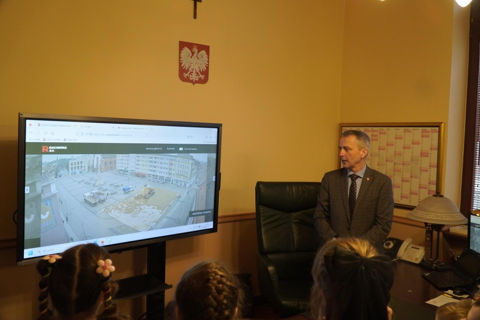 Zdjęcie w galerii na portalu naszraciborz.pl: Dzieci z SP 15 wcieliły się w rolę radnych i prezydenta wiadomości z regionu