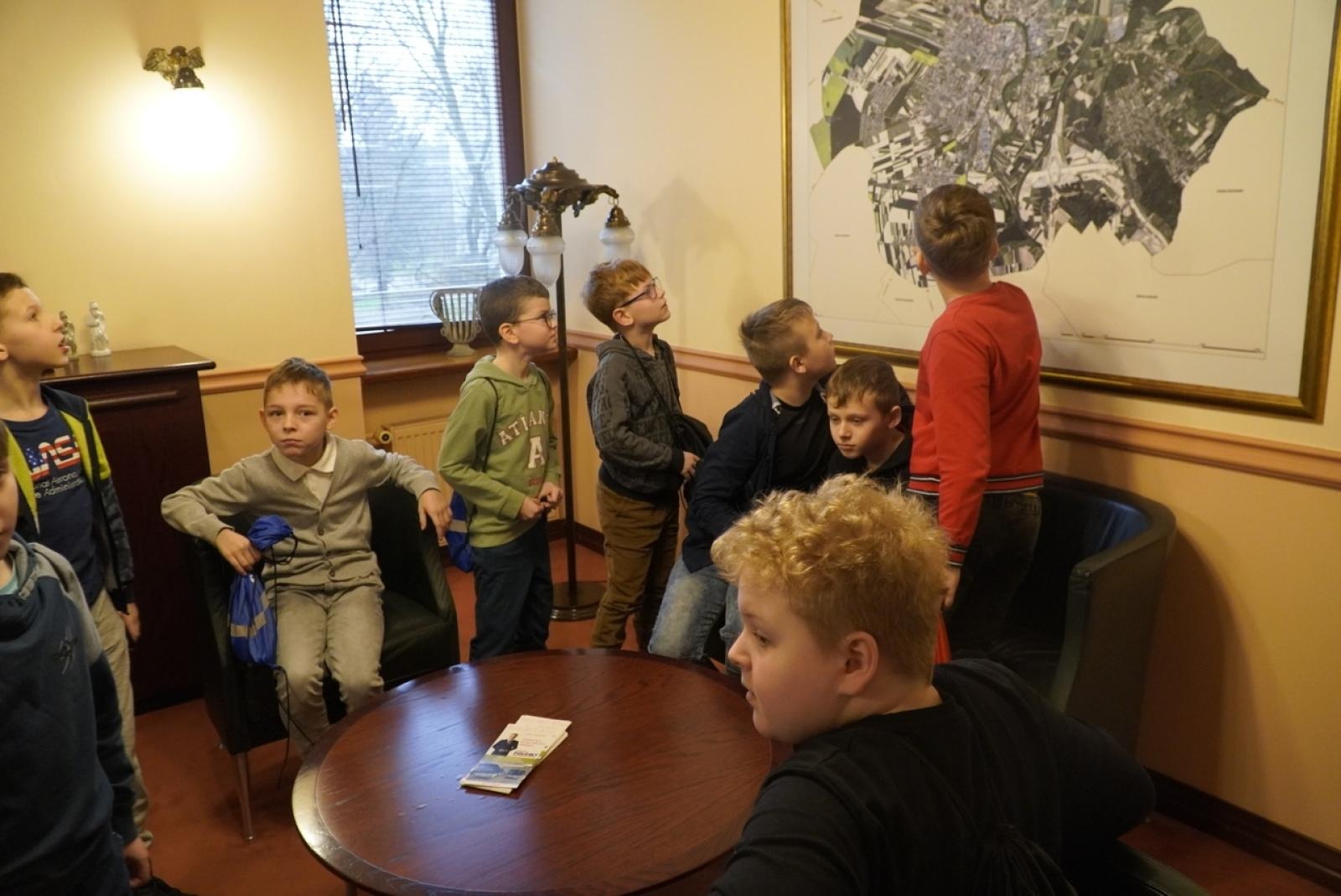 Zdjęcie w galerii na portalu naszraciborz.pl: Dzieci z SP 15 wcieliły się w rolę radnych i prezydenta wiadomości z regionu