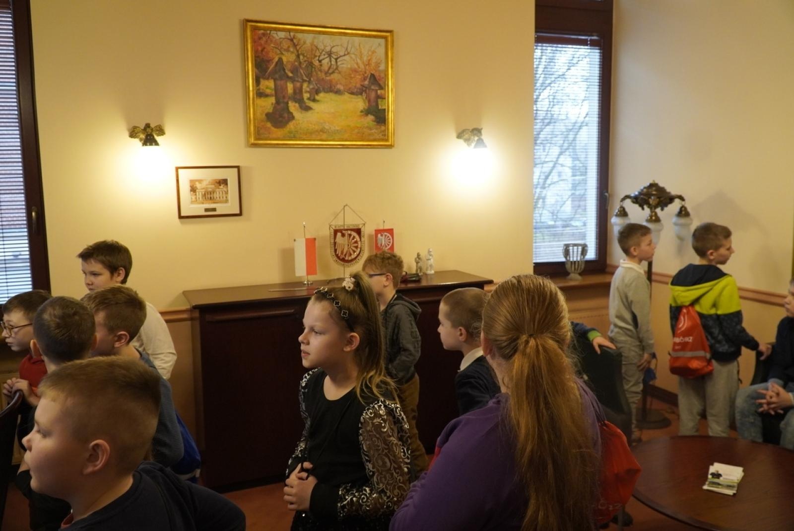 Zdjęcie w galerii na portalu naszraciborz.pl: Dzieci z SP 15 wcieliły się w rolę radnych i prezydenta wiadomości z regionu