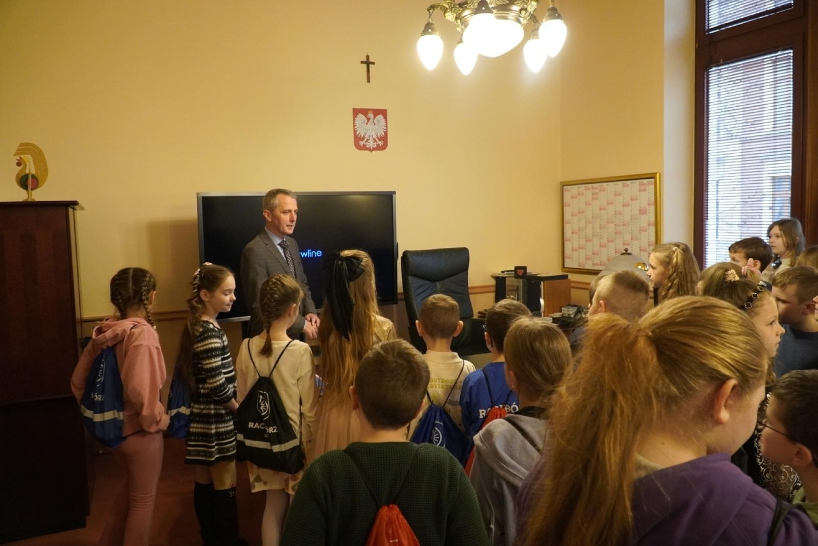 Zdjęcie w galerii na portalu naszraciborz.pl: Dzieci z SP 15 wcieliły się w rolę radnych i prezydenta wiadomości z regionu