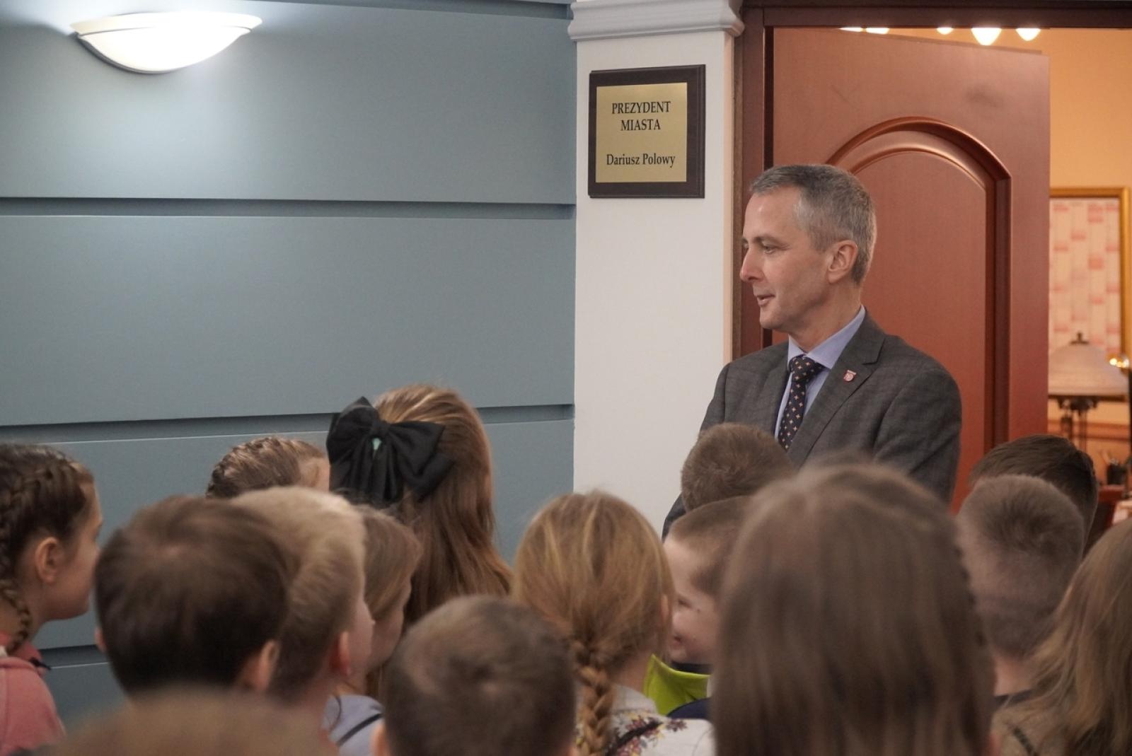 Zdjęcie w galerii na portalu naszraciborz.pl: Dzieci z SP 15 wcieliły się w rolę radnych i prezydenta wiadomości z regionu