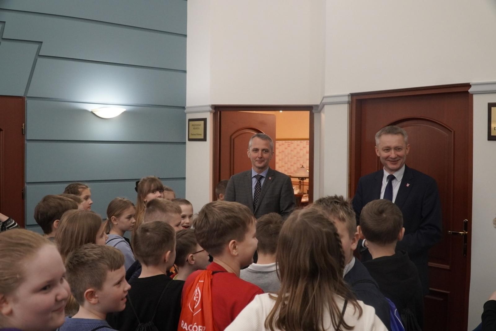 Zdjęcie w galerii na portalu naszraciborz.pl: Dzieci z SP 15 wcieliły się w rolę radnych i prezydenta wiadomości z regionu