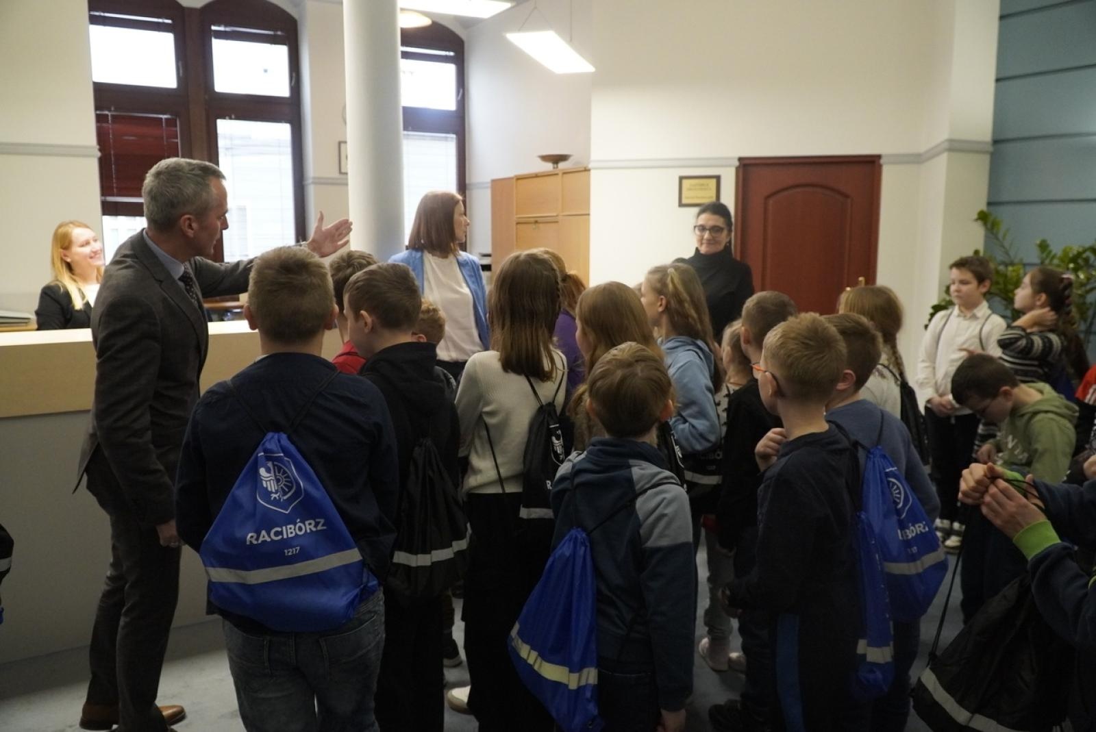 Zdjęcie w galerii na portalu naszraciborz.pl: Dzieci z SP 15 wcieliły się w rolę radnych i prezydenta wiadomości z regionu