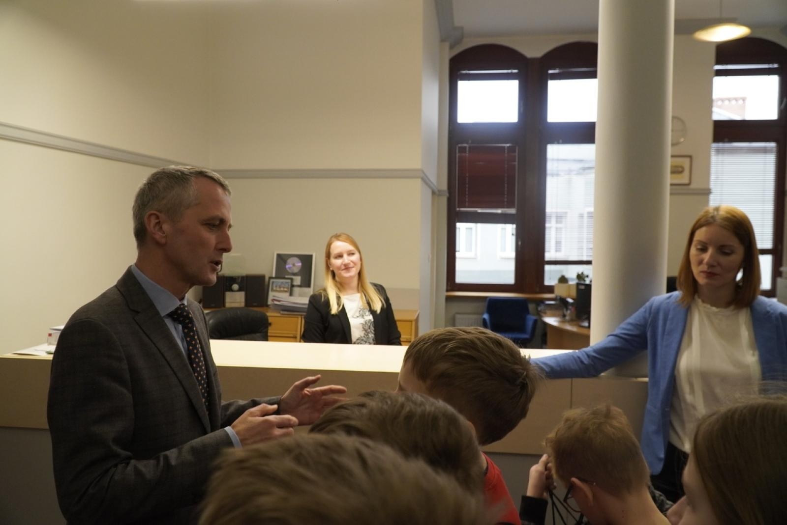 Zdjęcie w galerii na portalu naszraciborz.pl: Dzieci z SP 15 wcieliły się w rolę radnych i prezydenta wiadomości z regionu