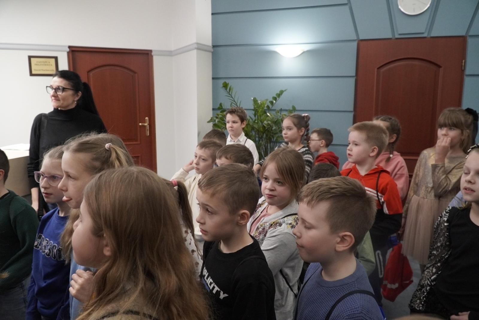 Zdjęcie w galerii na portalu naszraciborz.pl: Dzieci z SP 15 wcieliły się w rolę radnych i prezydenta wiadomości z regionu