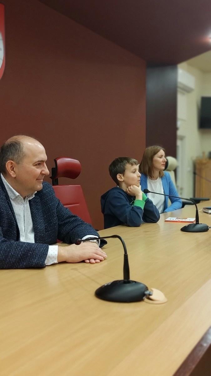 Zdjęcie w galerii na portalu naszraciborz.pl: Dzieci z SP 15 wcieliły się w rolę radnych i prezydenta wiadomości z regionu