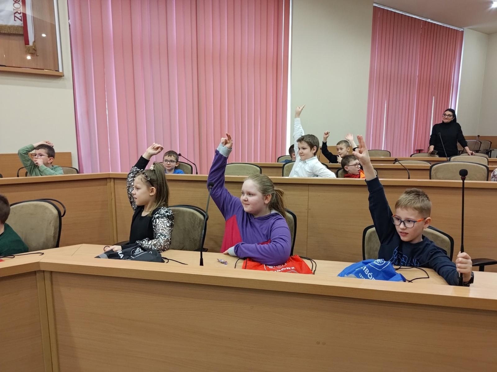 Zdjęcie w galerii na portalu naszraciborz.pl: Dzieci z SP 15 wcieliły się w rolę radnych i prezydenta wiadomości z regionu