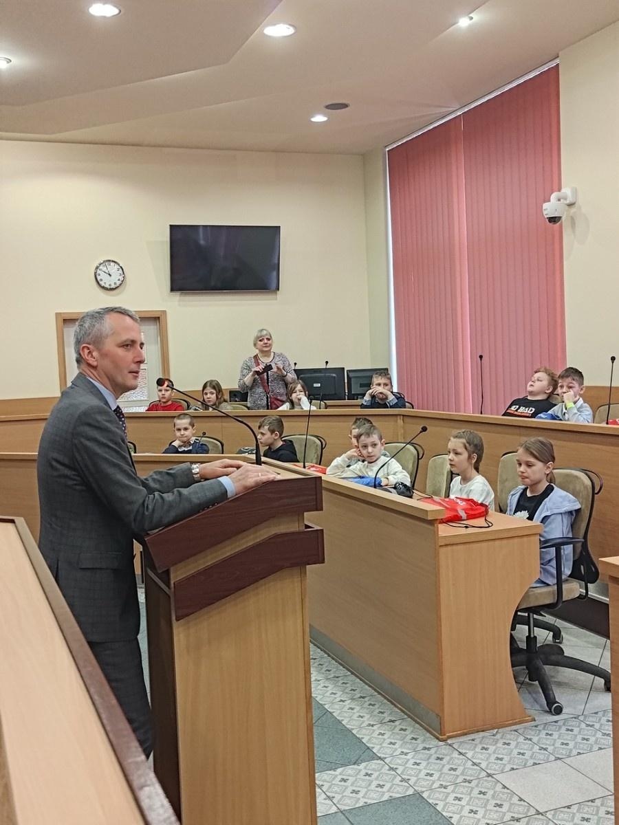 Zdjęcie w galerii na portalu naszraciborz.pl: Dzieci z SP 15 wcieliły się w rolę radnych i prezydenta wiadomości z regionu