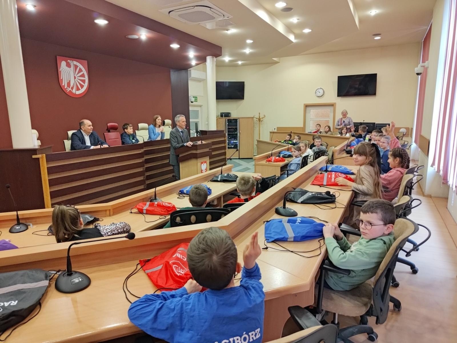 Zdjęcie w galerii na portalu naszraciborz.pl: Dzieci z SP 15 wcieliły się w rolę radnych i prezydenta wiadomości z regionu