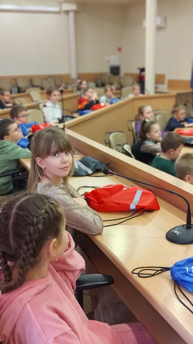 Zdjęcie w galerii na portalu naszraciborz.pl: Dzieci z SP 15 wcieliły się w rolę radnych i prezydenta wiadomości z regionu