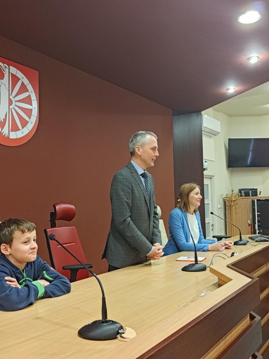 Zdjęcie w galerii na portalu naszraciborz.pl: Dzieci z SP 15 wcieliły się w rolę radnych i prezydenta wiadomości z regionu