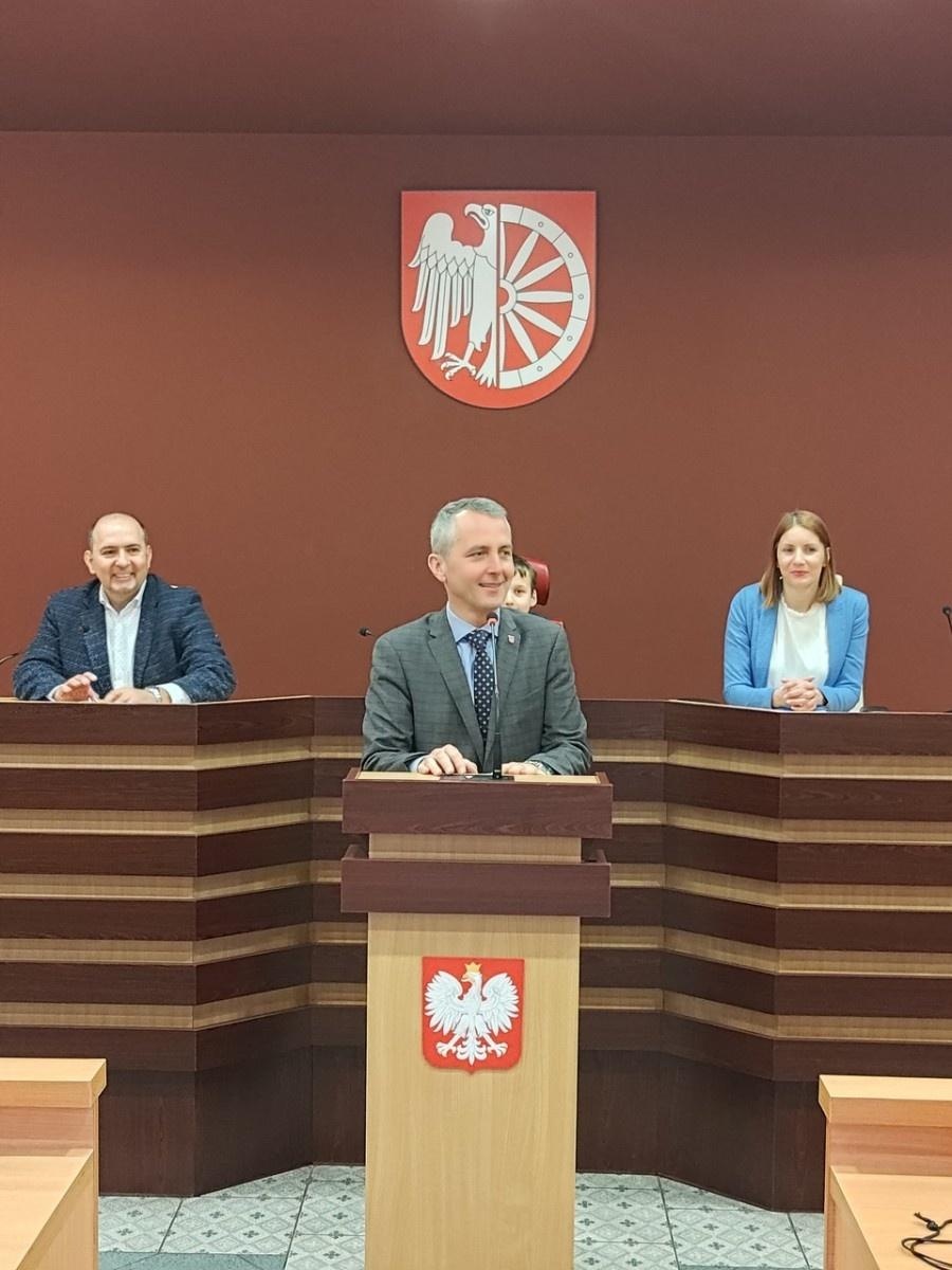 Zdjęcie w galerii na portalu naszraciborz.pl: Dzieci z SP 15 wcieliły się w rolę radnych i prezydenta wiadomości z regionu