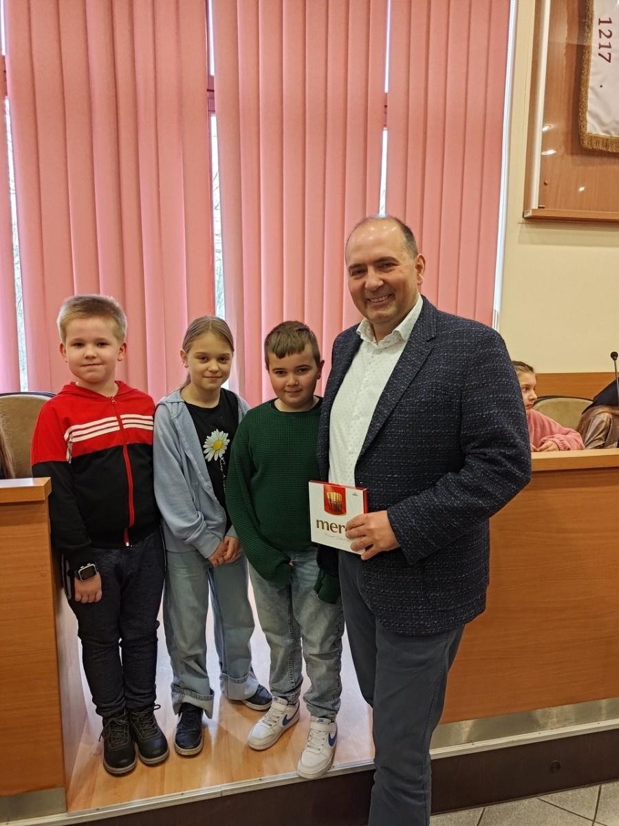 Zdjęcie w galerii na portalu naszraciborz.pl: Dzieci z SP 15 wcieliły się w rolę radnych i prezydenta wiadomości z regionu