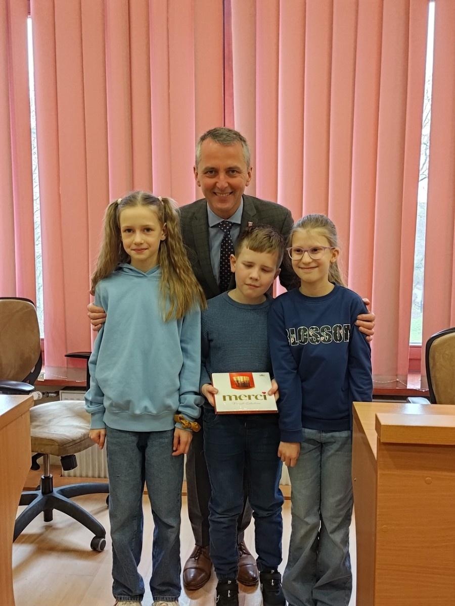 Zdjęcie w galerii na portalu naszraciborz.pl: Dzieci z SP 15 wcieliły się w rolę radnych i prezydenta wiadomości z regionu