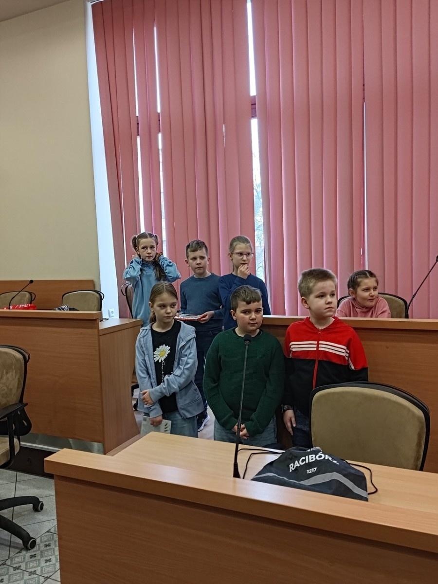 Zdjęcie w galerii na portalu naszraciborz.pl: Dzieci z SP 15 wcieliły się w rolę radnych i prezydenta wiadomości z regionu