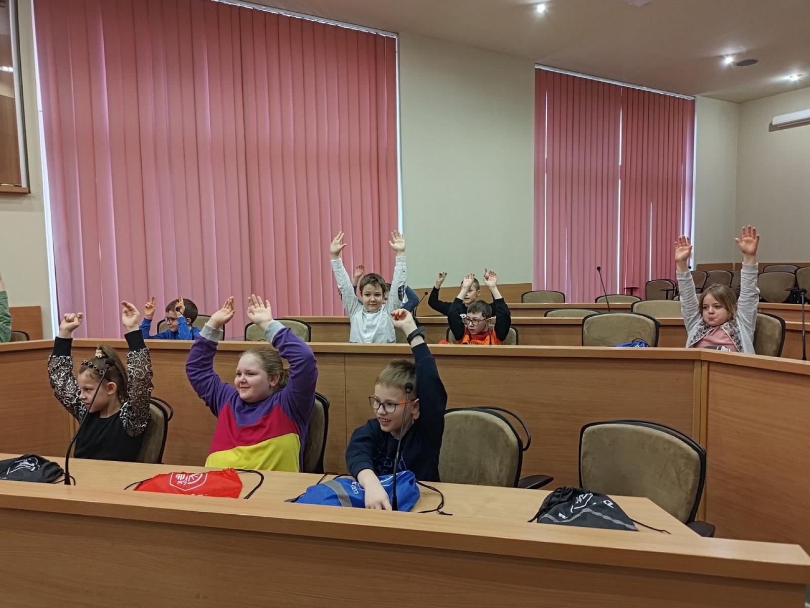 Zdjęcie w galerii na portalu naszraciborz.pl: Dzieci z SP 15 wcieliły się w rolę radnych i prezydenta wiadomości z regionu