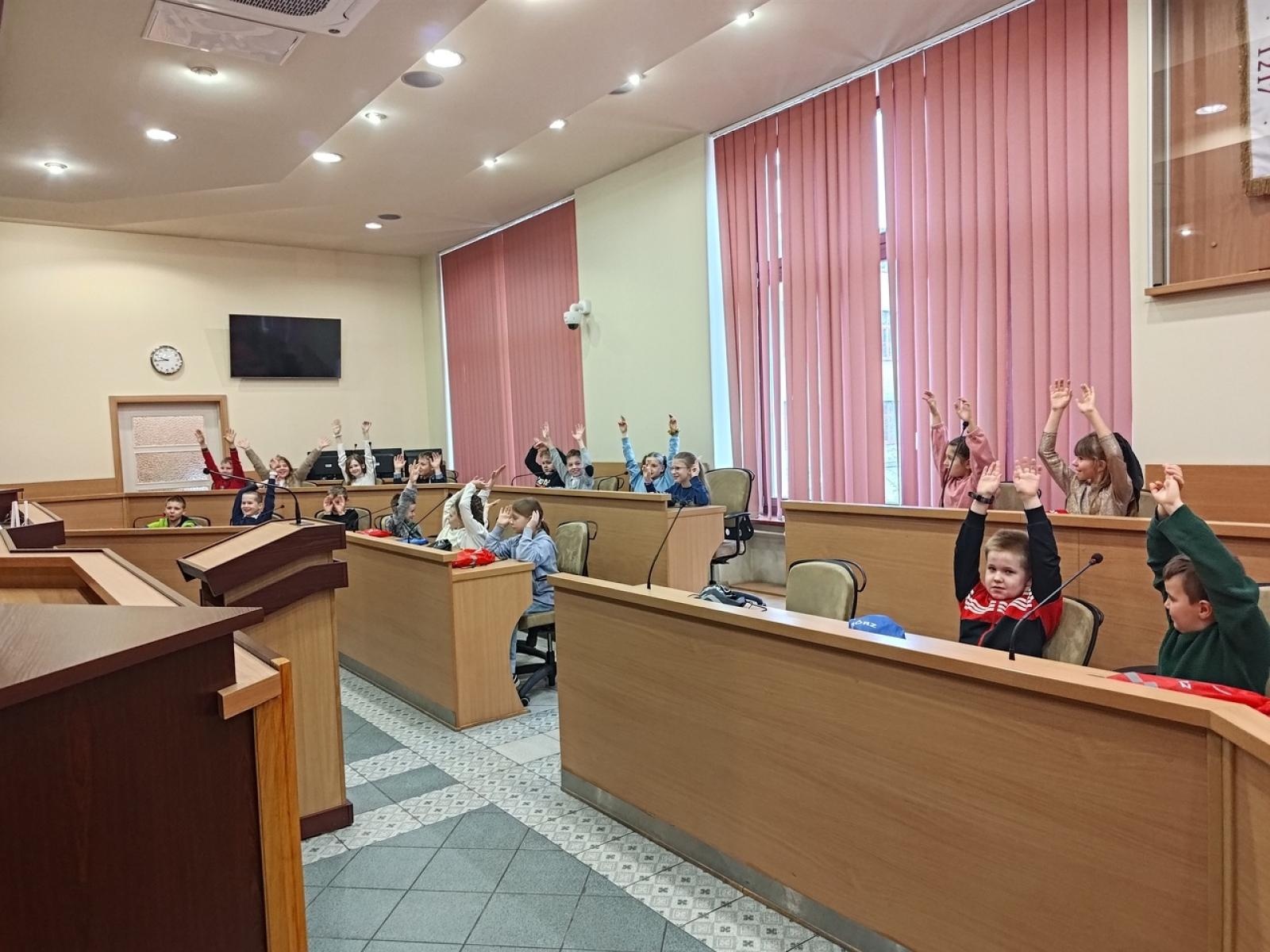 Zdjęcie w galerii na portalu naszraciborz.pl: Dzieci z SP 15 wcieliły się w rolę radnych i prezydenta wiadomości z regionu