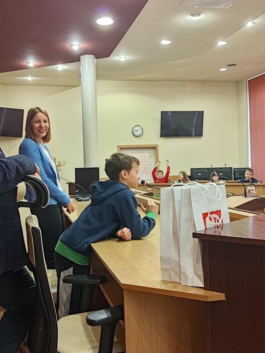Zdjęcie w galerii na portalu naszraciborz.pl: Dzieci z SP 15 wcieliły się w rolę radnych i prezydenta wiadomości z regionu