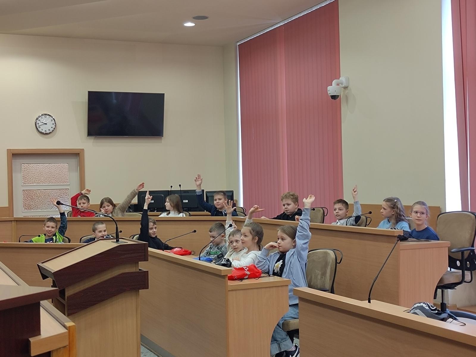 Zdjęcie w galerii na portalu naszraciborz.pl: Dzieci z SP 15 wcieliły się w rolę radnych i prezydenta wiadomości z regionu