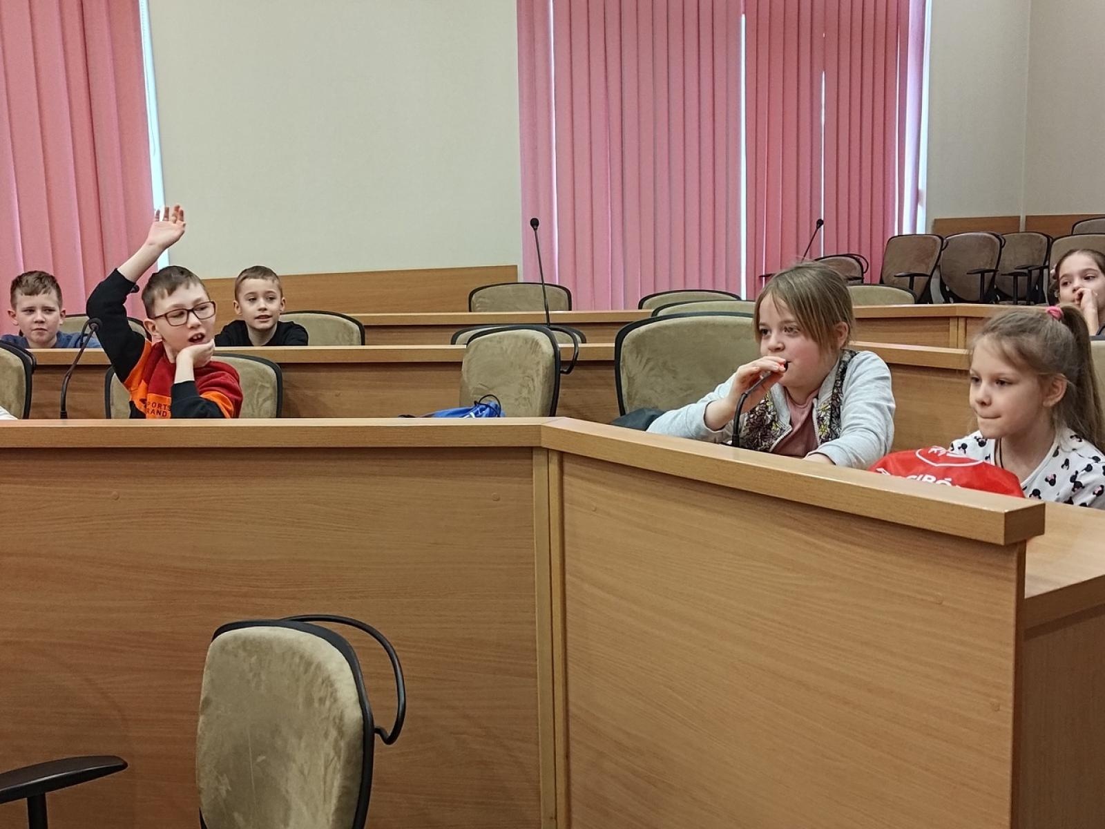 Zdjęcie w galerii na portalu naszraciborz.pl: Dzieci z SP 15 wcieliły się w rolę radnych i prezydenta wiadomości z regionu