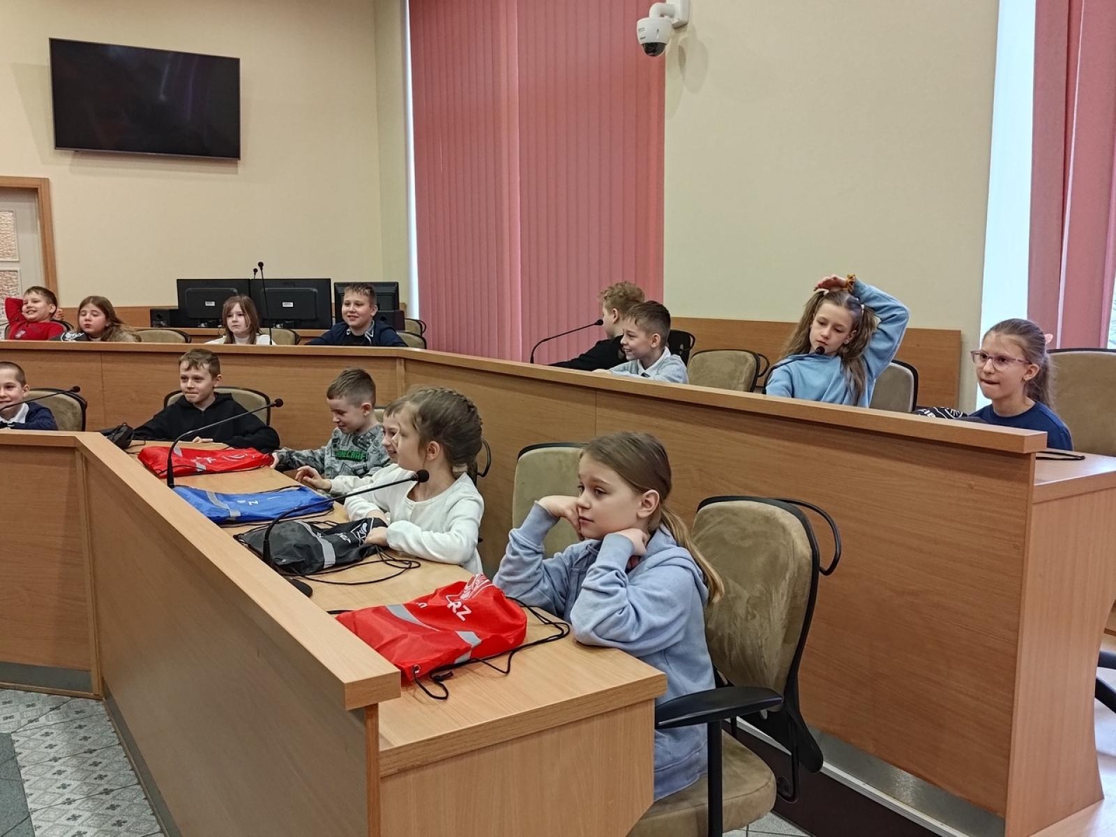 Zdjęcie w galerii na portalu naszraciborz.pl: Dzieci z SP 15 wcieliły się w rolę radnych i prezydenta wiadomości z regionu