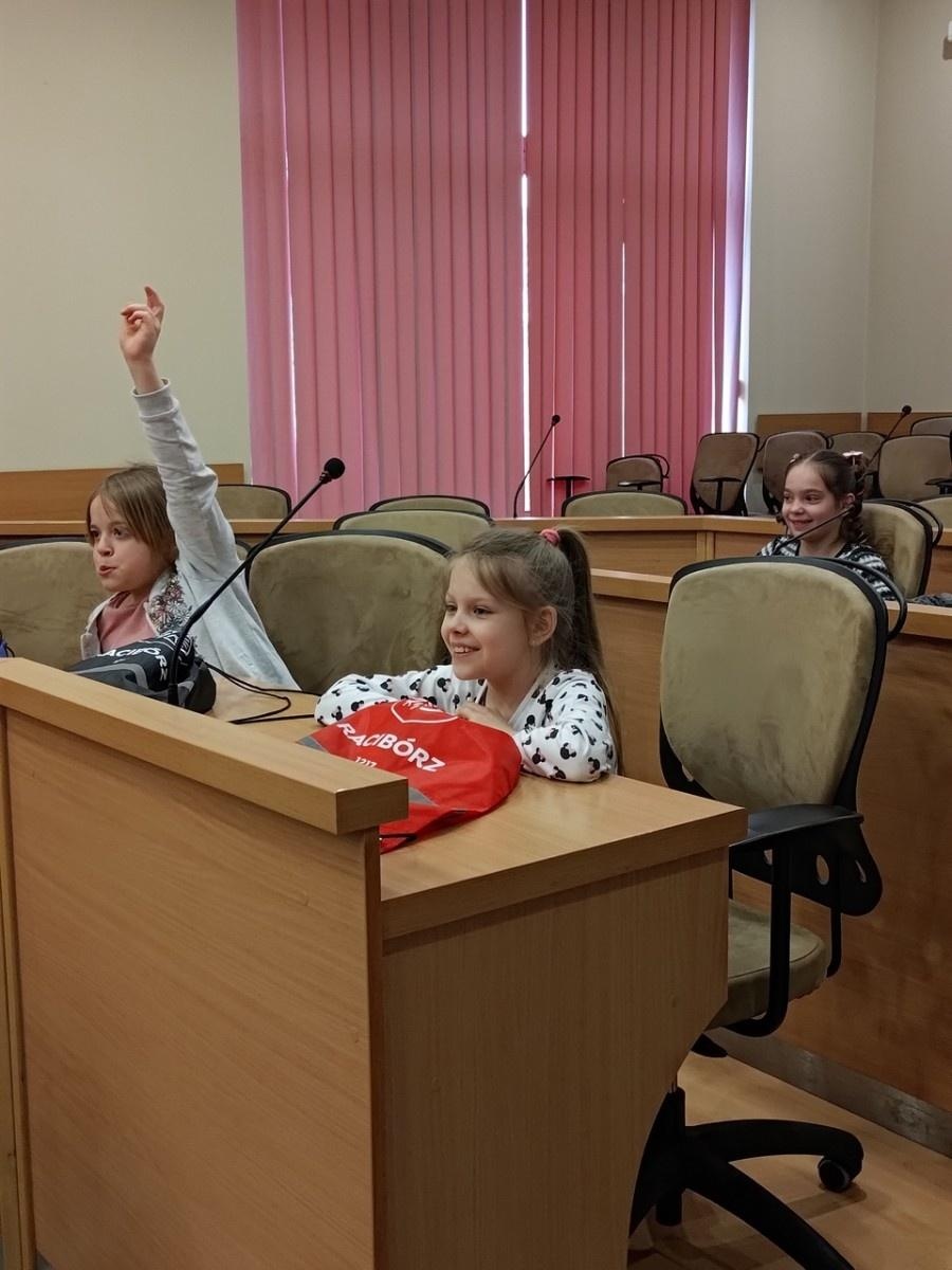 Zdjęcie w galerii na portalu naszraciborz.pl: Dzieci z SP 15 wcieliły się w rolę radnych i prezydenta wiadomości z regionu