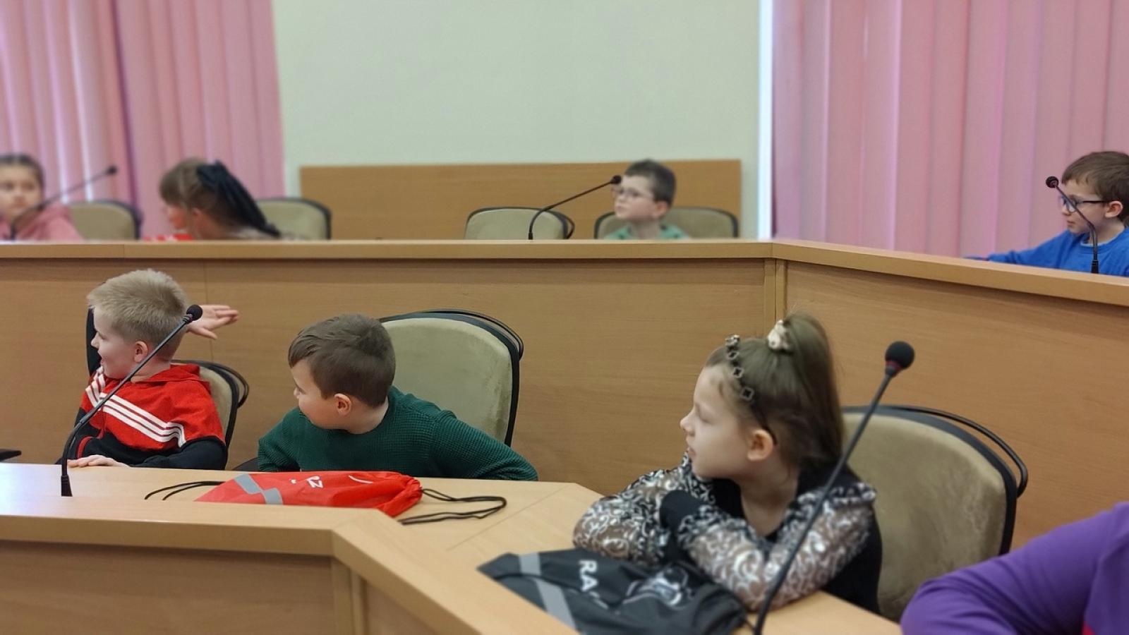 Zdjęcie w galerii na portalu naszraciborz.pl: Dzieci z SP 15 wcieliły się w rolę radnych i prezydenta wiadomości z regionu