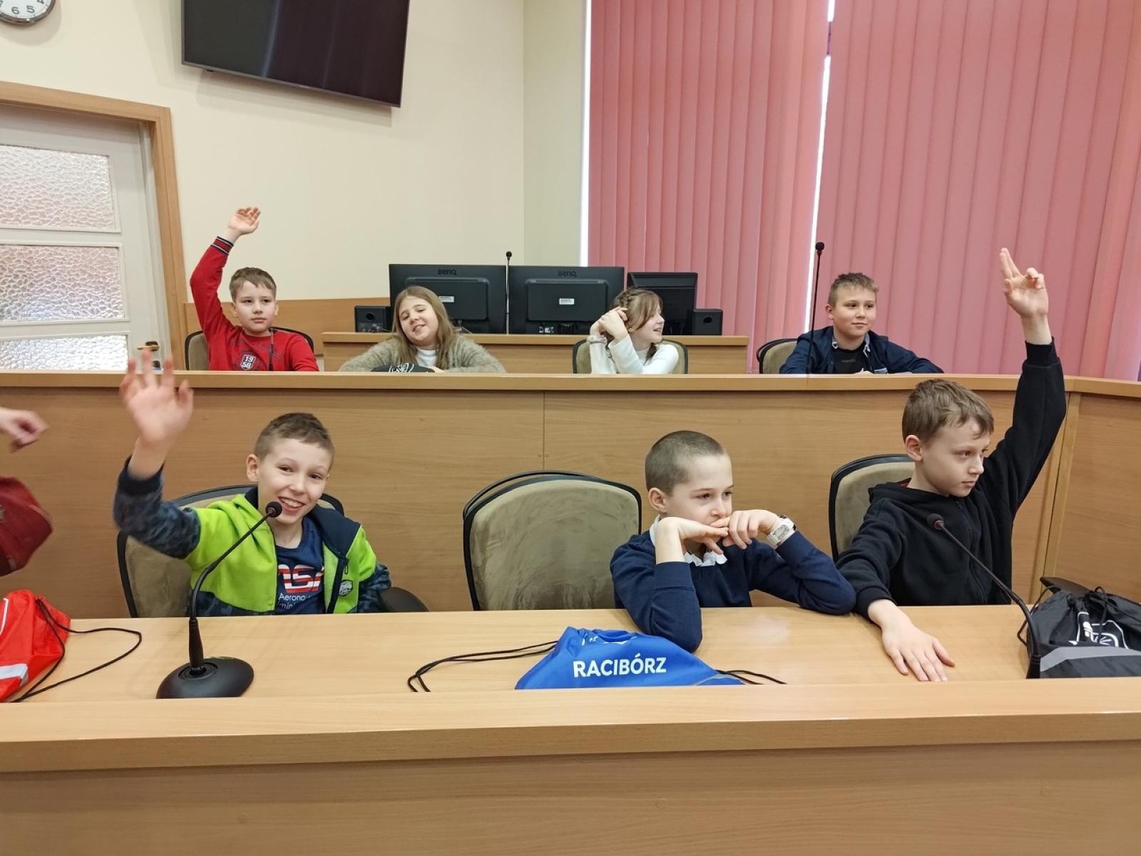 Zdjęcie w galerii na portalu naszraciborz.pl: Dzieci z SP 15 wcieliły się w rolę radnych i prezydenta wiadomości z regionu