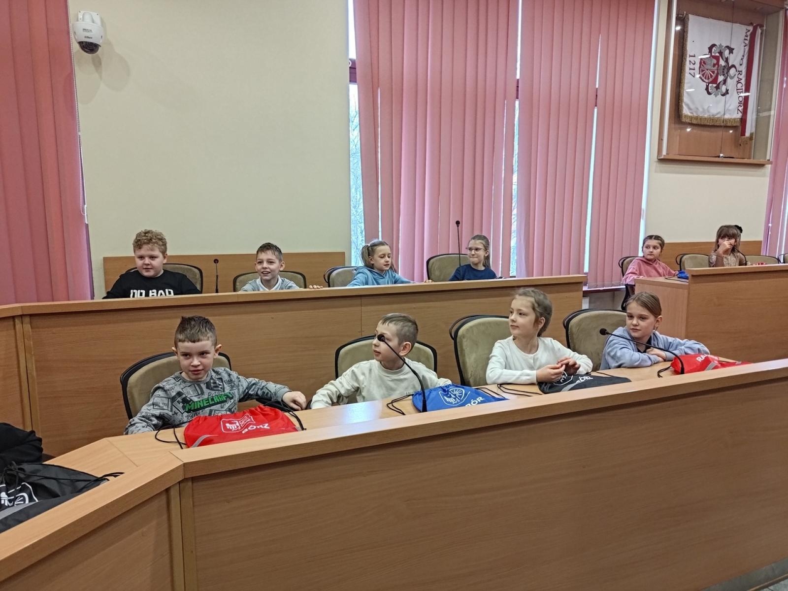 Zdjęcie w galerii na portalu naszraciborz.pl: Dzieci z SP 15 wcieliły się w rolę radnych i prezydenta wiadomości z regionu