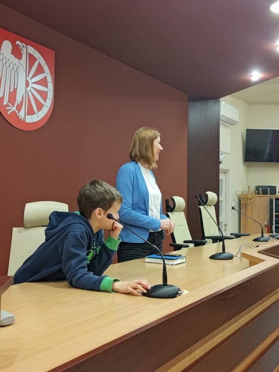 Zdjęcie w galerii na portalu naszraciborz.pl: Dzieci z SP 15 wcieliły się w rolę radnych i prezydenta wiadomości z regionu