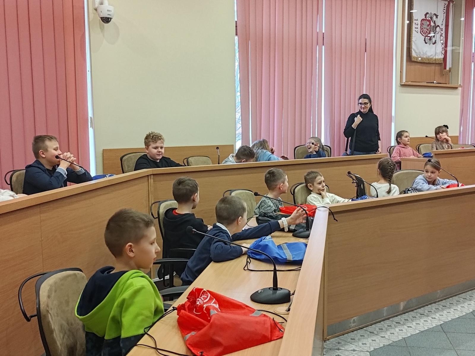 Zdjęcie w galerii na portalu naszraciborz.pl: Dzieci z SP 15 wcieliły się w rolę radnych i prezydenta wiadomości z regionu