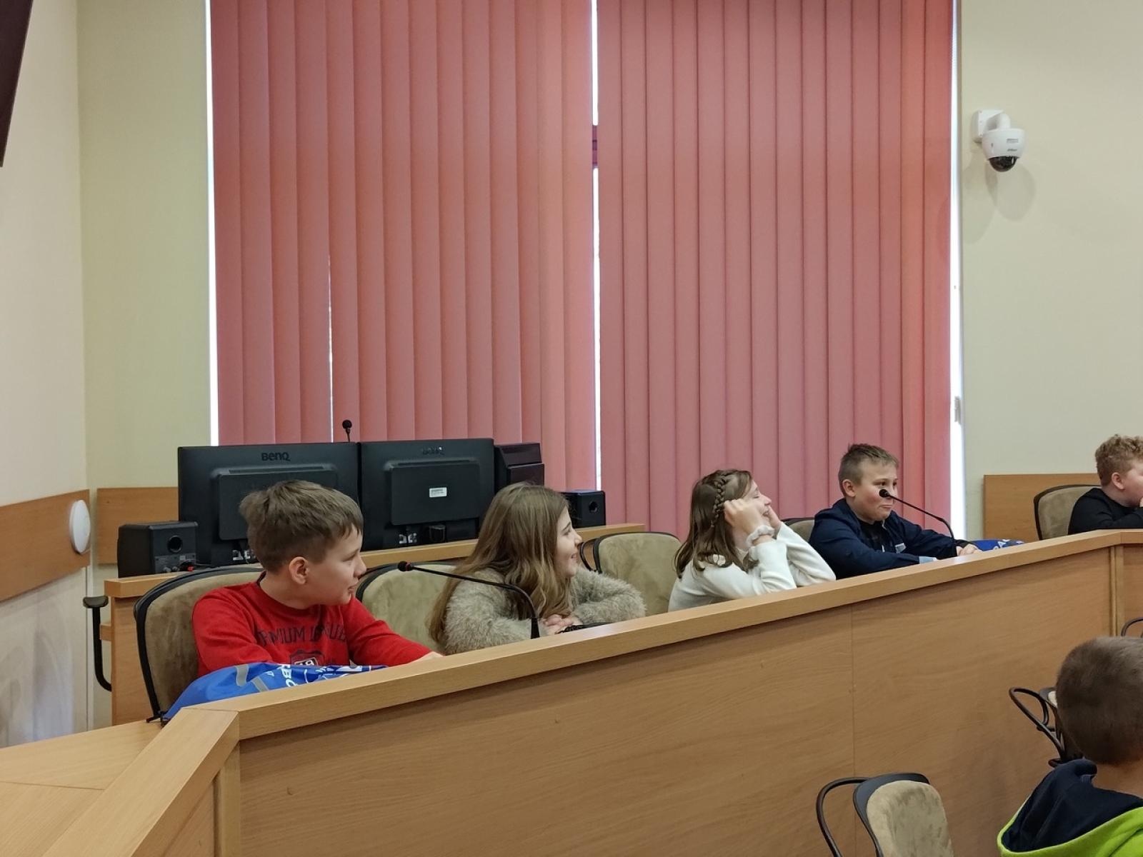 Zdjęcie w galerii na portalu naszraciborz.pl: Dzieci z SP 15 wcieliły się w rolę radnych i prezydenta wiadomości z regionu