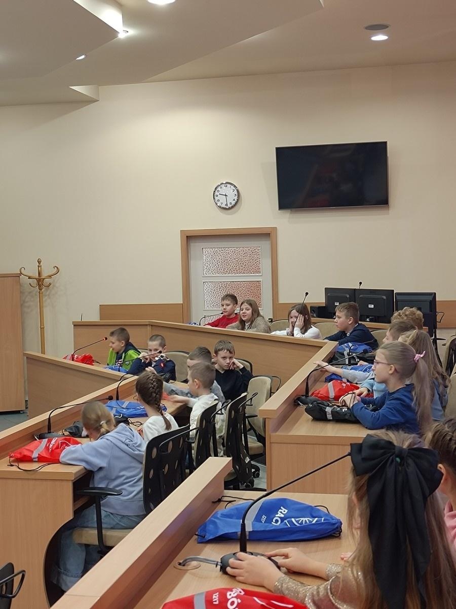 Zdjęcie w galerii na portalu naszraciborz.pl: Dzieci z SP 15 wcieliły się w rolę radnych i prezydenta wiadomości z regionu