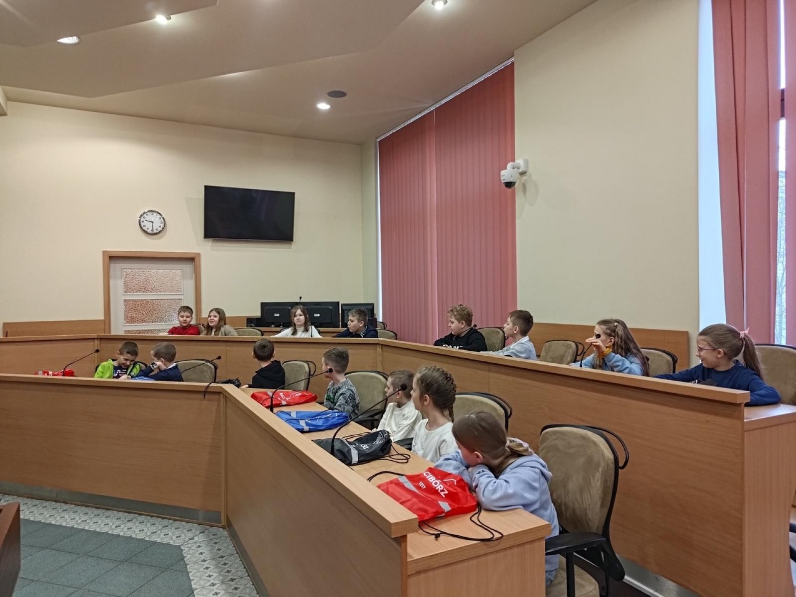 Zdjęcie w galerii na portalu naszraciborz.pl: Dzieci z SP 15 wcieliły się w rolę radnych i prezydenta wiadomości z regionu