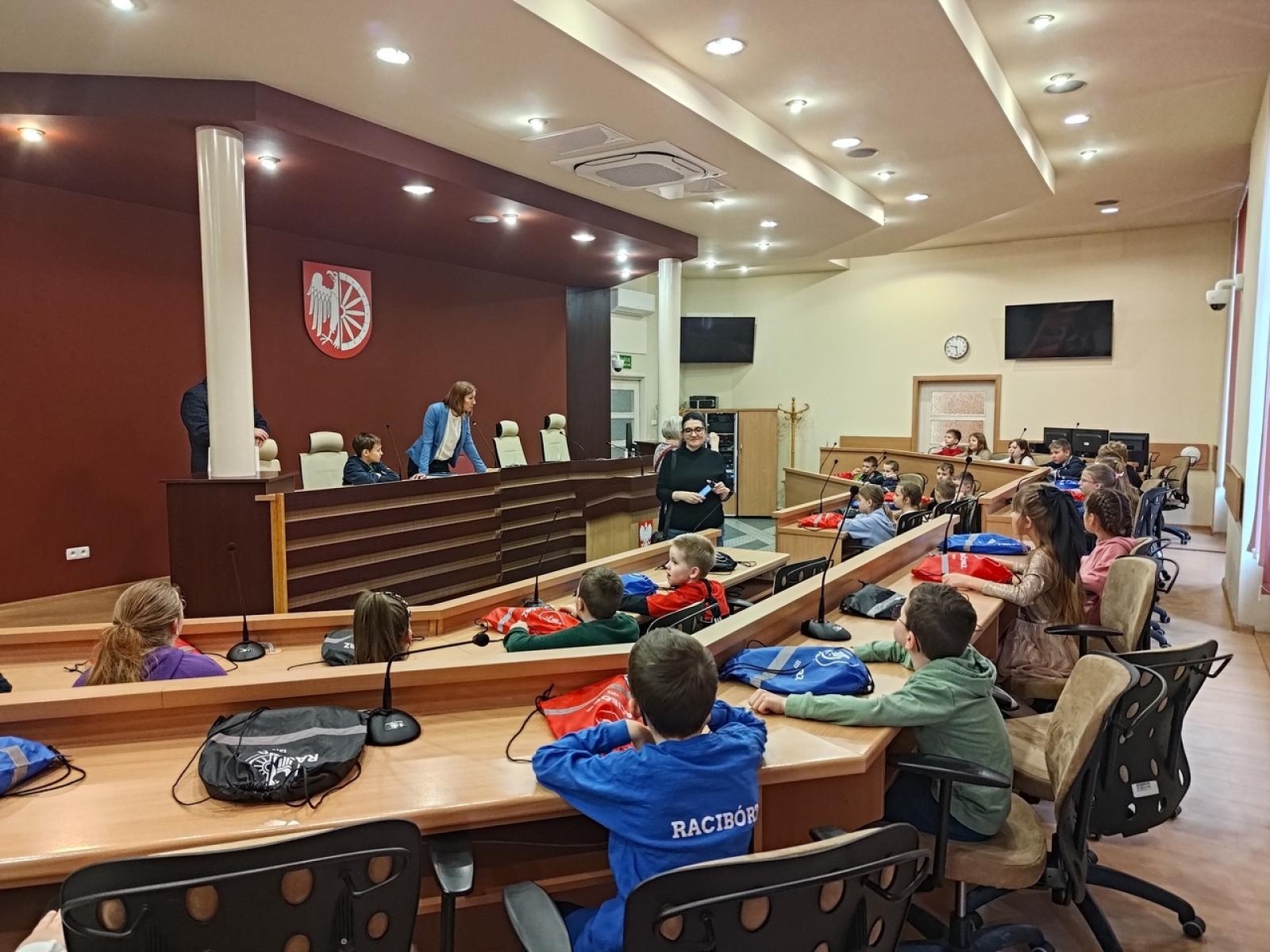 Zdjęcie w galerii na portalu naszraciborz.pl: Dzieci z SP 15 wcieliły się w rolę radnych i prezydenta wiadomości z regionu