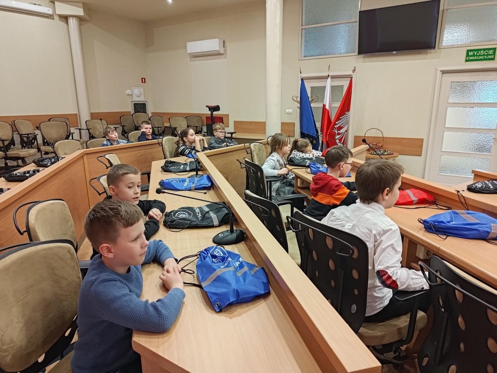 Zdjęcie w galerii na portalu naszraciborz.pl: Dzieci z SP 15 wcieliły się w rolę radnych i prezydenta wiadomości z regionu