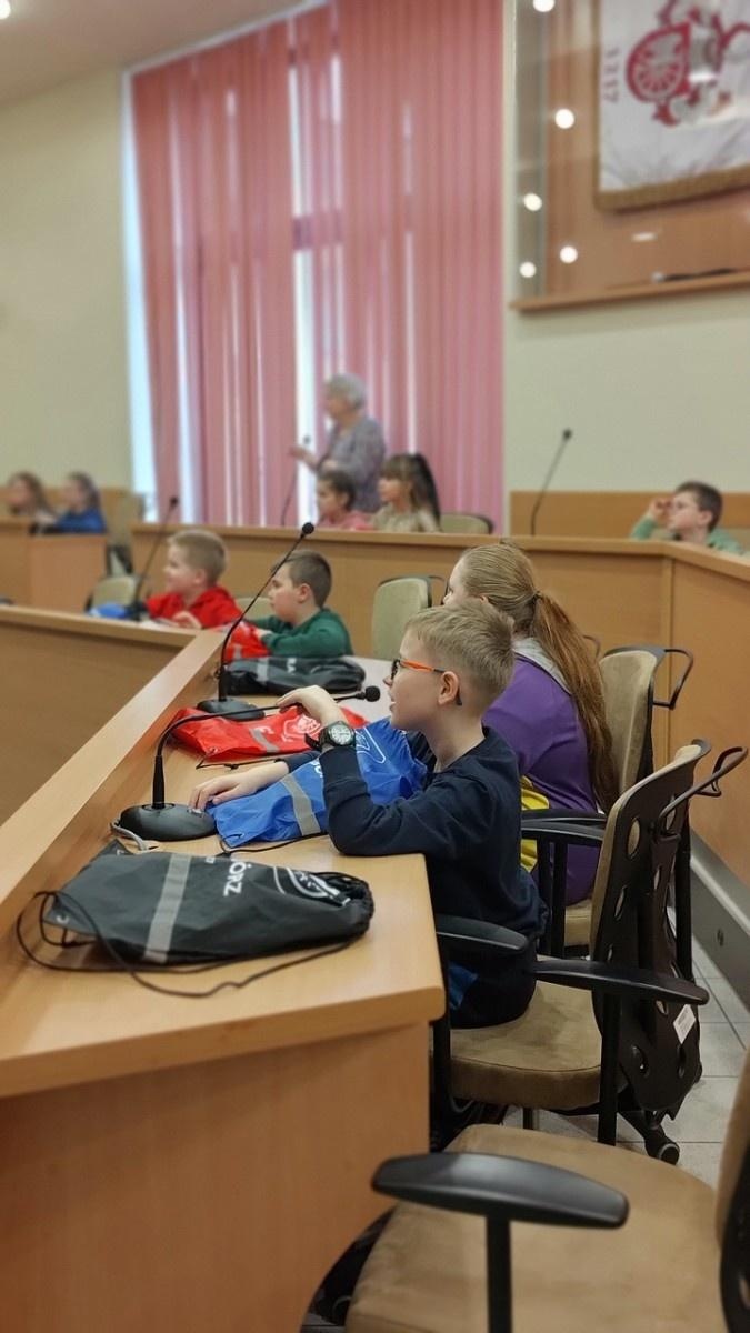Zdjęcie w galerii na portalu naszraciborz.pl: Dzieci z SP 15 wcieliły się w rolę radnych i prezydenta wiadomości z regionu