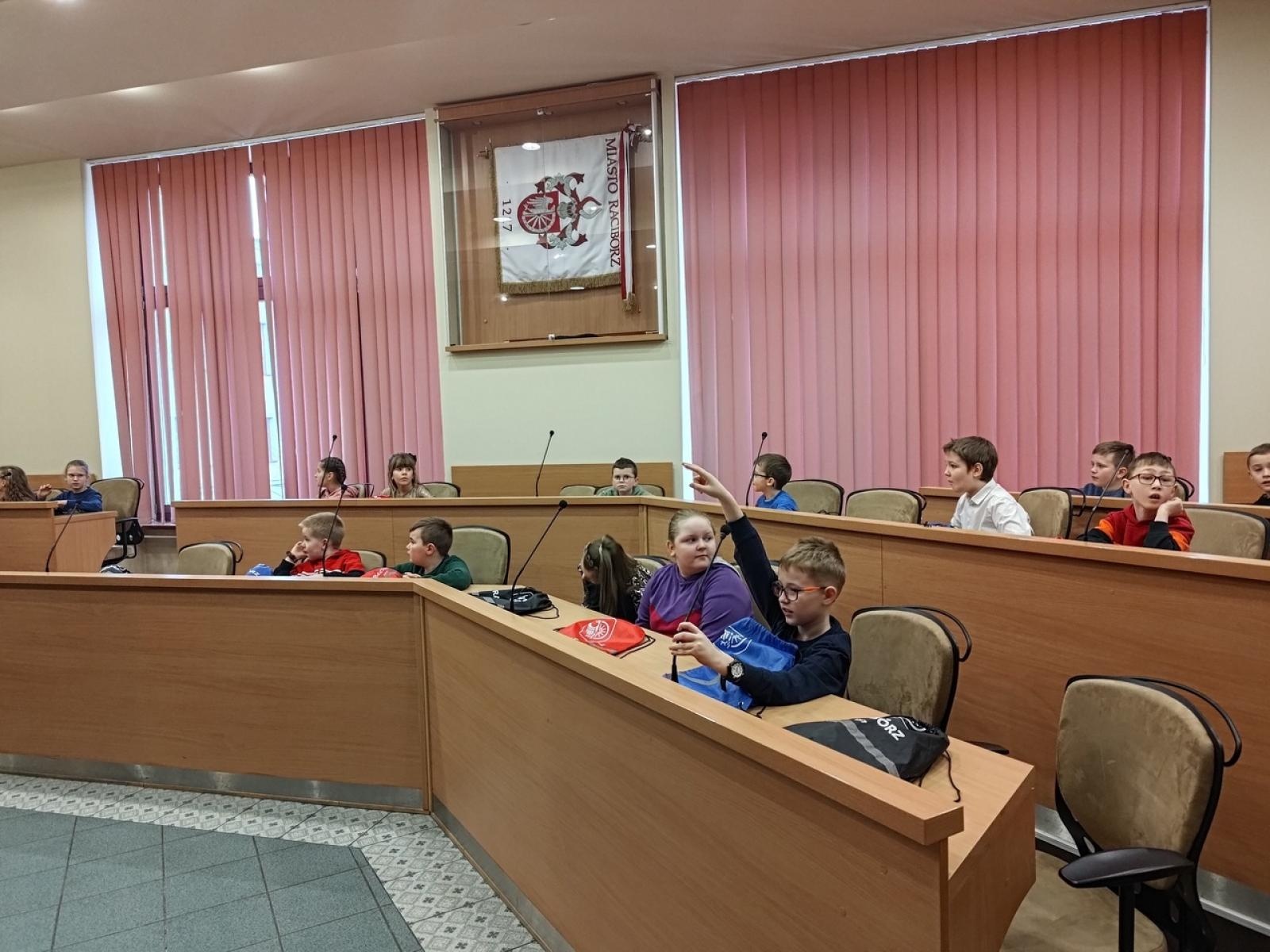 Zdjęcie w galerii na portalu naszraciborz.pl: Dzieci z SP 15 wcieliły się w rolę radnych i prezydenta wiadomości z regionu