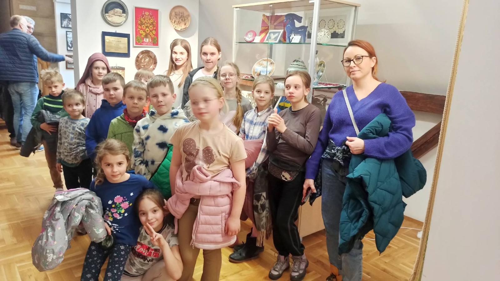 Zdjęcie w galerii na portalu naszraciborz.pl: Mała Strzecha na warsztatach w siedzibie zespołu Śląsk wiadomości z regionu