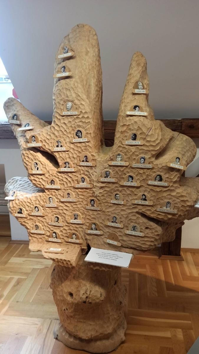 Zdjęcie w galerii na portalu naszraciborz.pl: Mała Strzecha na warsztatach w siedzibie zespołu Śląsk wiadomości z regionu