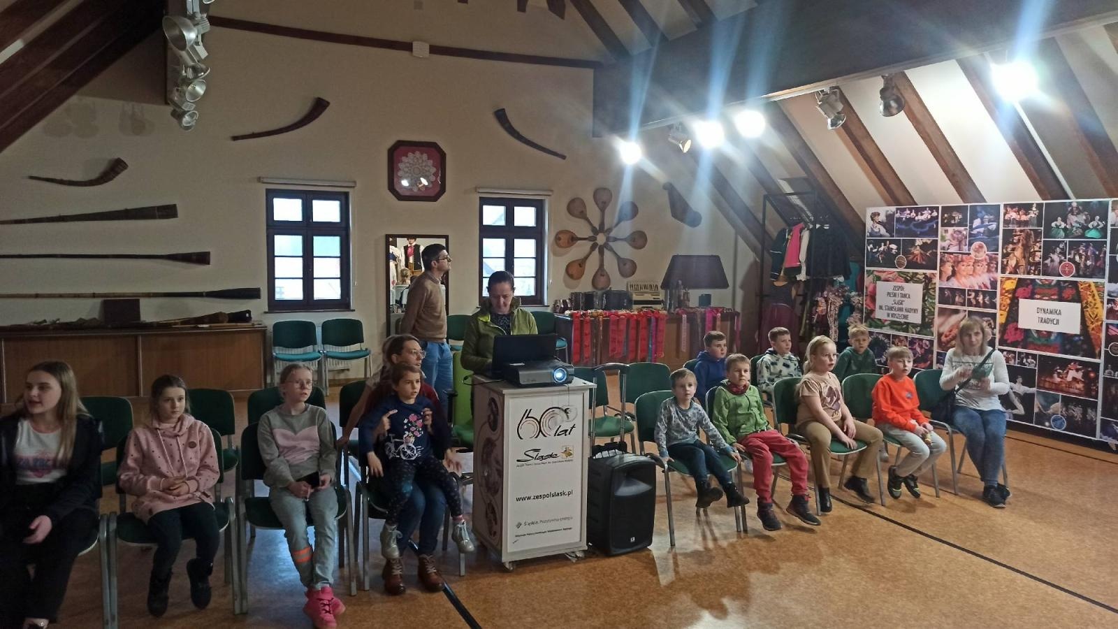 Zdjęcie w galerii na portalu naszraciborz.pl: Mała Strzecha na warsztatach w siedzibie zespołu Śląsk wiadomości z regionu