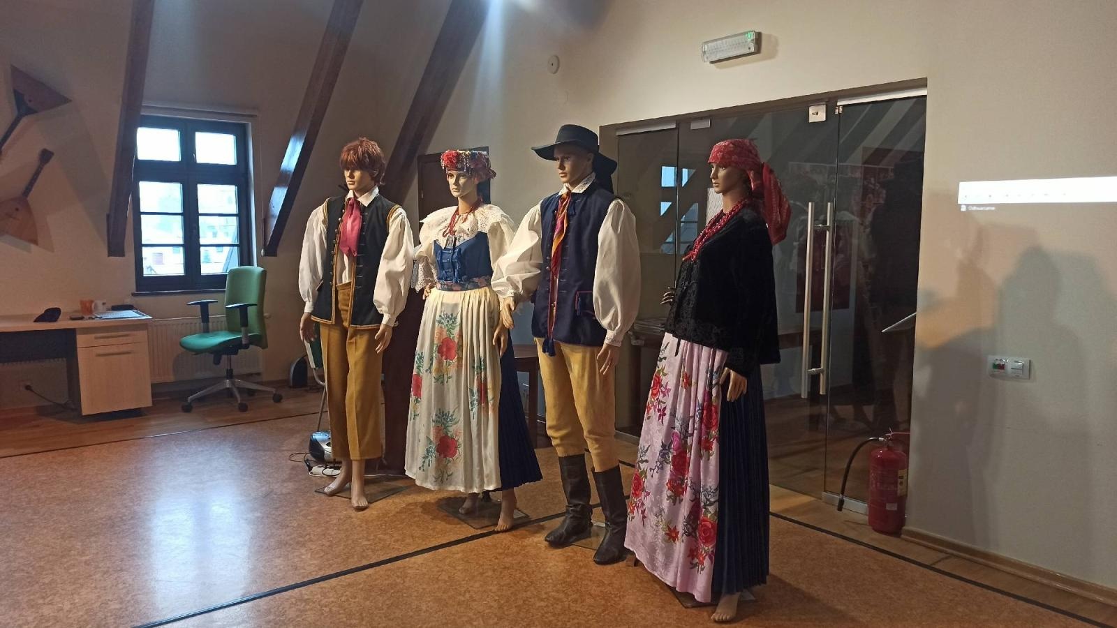 Zdjęcie w galerii na portalu naszraciborz.pl: Mała Strzecha na warsztatach w siedzibie zespołu Śląsk wiadomości z regionu